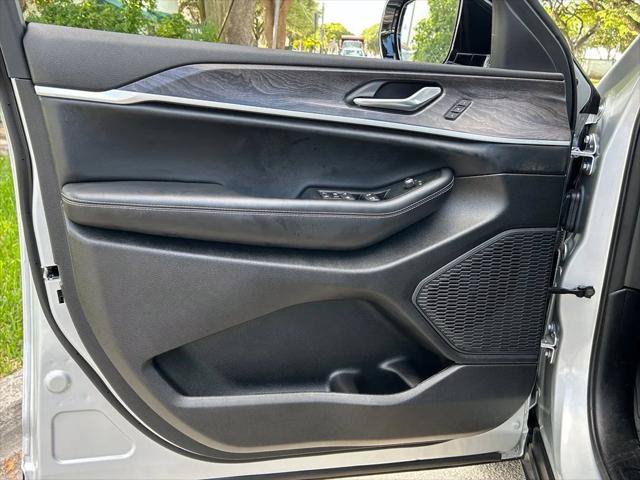 Certified 2025 Jeep Grand Cherokee Limited RWD image 29