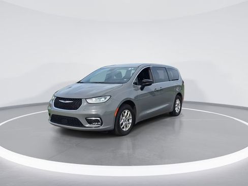 Used 2025 Chrysler Pacifica Select FWD image 3