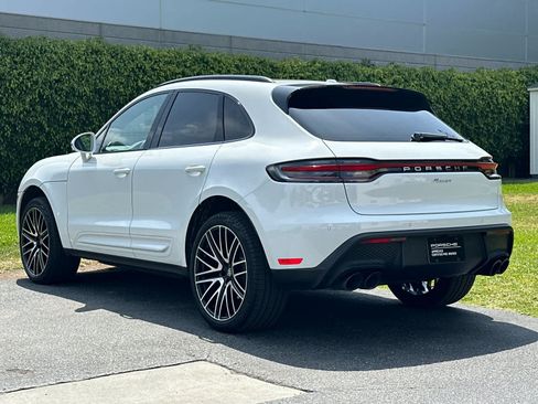Certified 2025 Porsche Macan AWD/4WD image 3