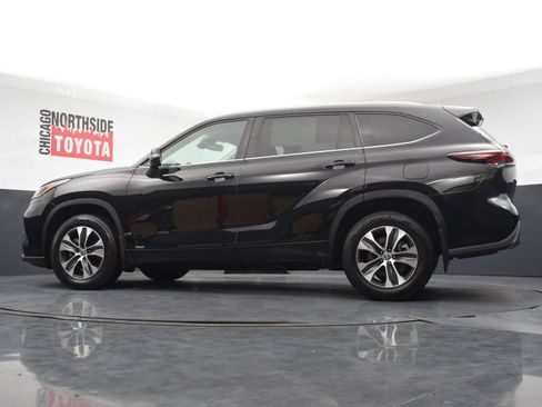 Used 2024 Toyota Highlander XLE AWD/4WD image 30