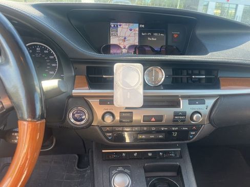 Used 2014 Lexus ES 300h w/ Luxury Package w/Bamboo Trim FWD image 18