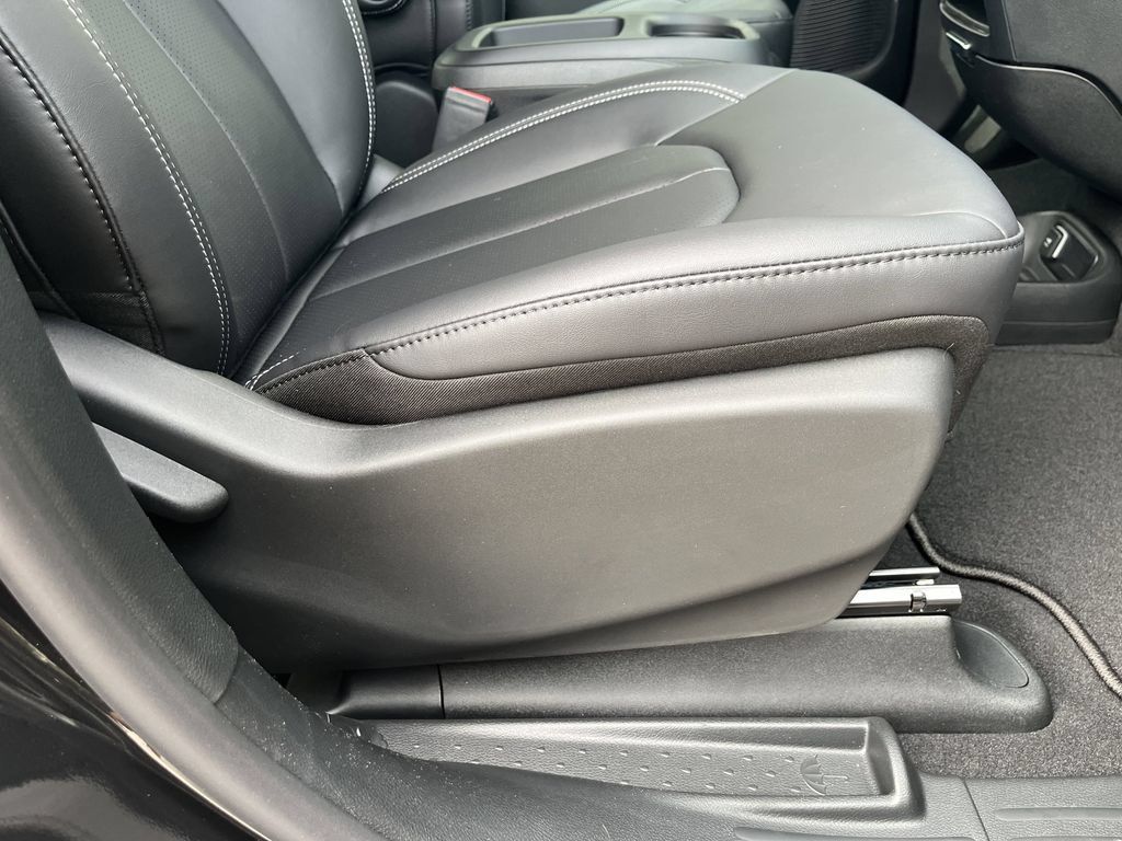 New 2026 Chrysler Pacifica Select FWD image 31