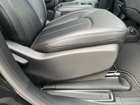 New 2026 Chrysler Pacifica Select FWD image 31
