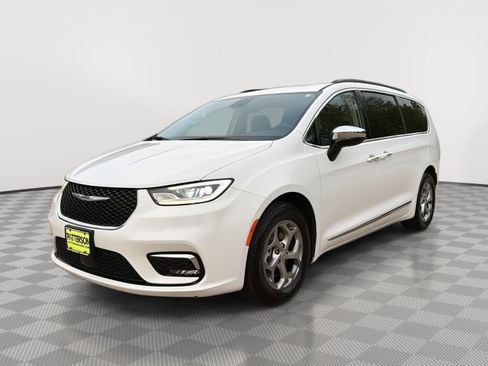 Used 2023 Chrysler Pacifica Limited FWD image 4