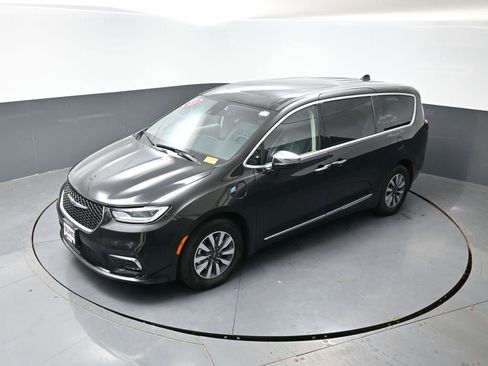 Used 2023 Chrysler Pacifica Limited FWD image 46