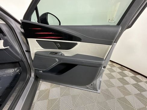 Used 2025 Lincoln Nautilus Premier image 21