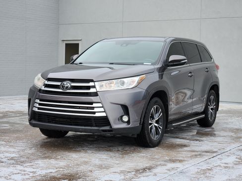 Used 2017 Toyota Highlander Plus FWD image 4