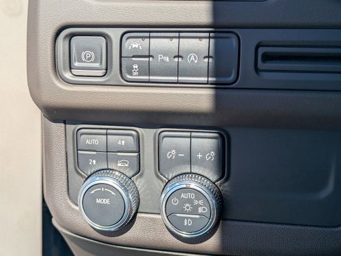 Used 2023 GMC Yukon SLT image 32