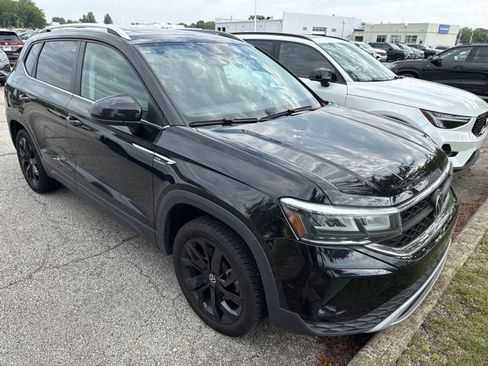 Used 2023 Volkswagen Taos SE w/ Panoramic Sunroof Package FWD image 6