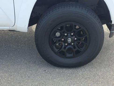 Used 2022 Toyota Tacoma SR5 AWD/4WD image 27