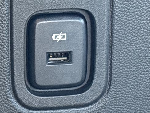 Used 2023 Chevrolet Traverse RS image 28