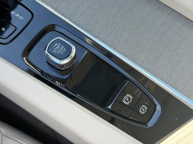 Certified 2024 Volvo XC60 B5 Plus AWD/4WD image 28