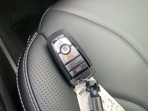 New 2026 Ford Escape SE w/ PHEV Premium Package FWD image 24