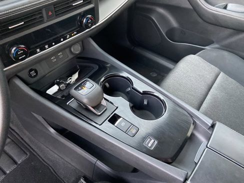 Used 2024 Nissan Rogue SV image 38