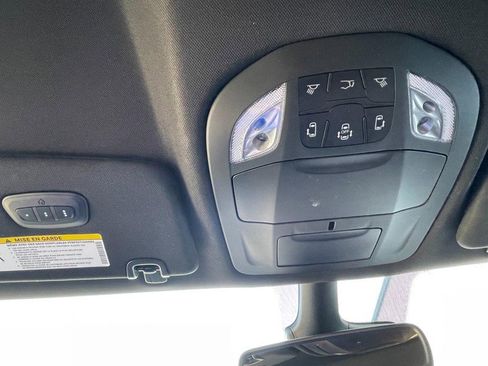 Used 2025 Chrysler Pacifica Select image 55