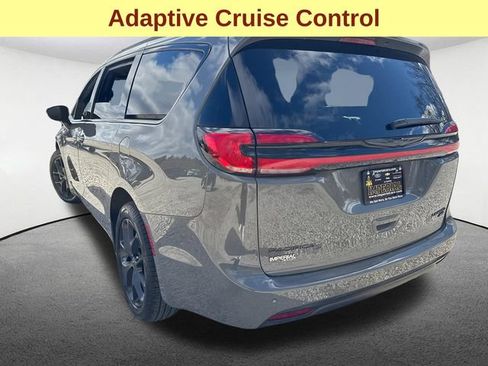 Used 2025 Chrysler Pacifica Limited AWD/4WD image 10