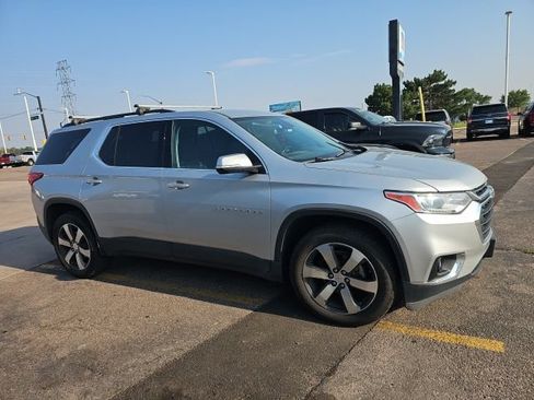 Used 2019 Chevrolet Traverse LT w/ LT Premium Package AWD/4WD image 2