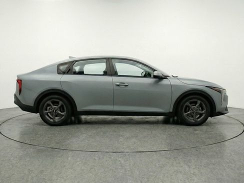 Used 2025 Kia K4 LXS image 11