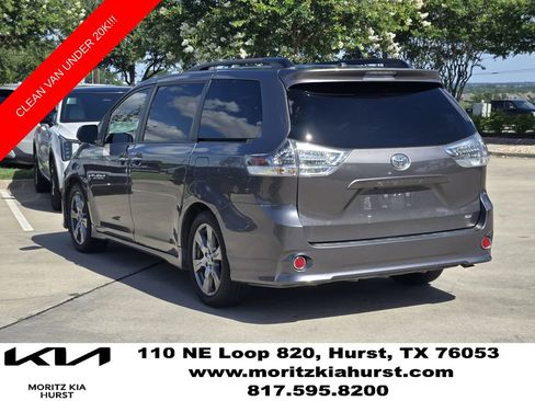 Used 2017 Toyota Sienna SE FWD image 3
