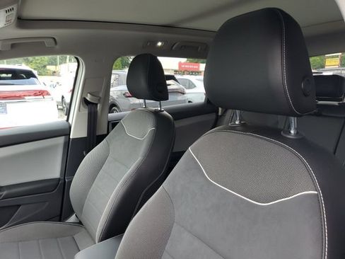Used 2023 Volkswagen Taos SE w/ Panoramic Sunroof Package FWD image 22