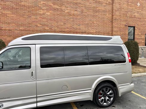 Used 2023 GMC Savana 2500 image 8