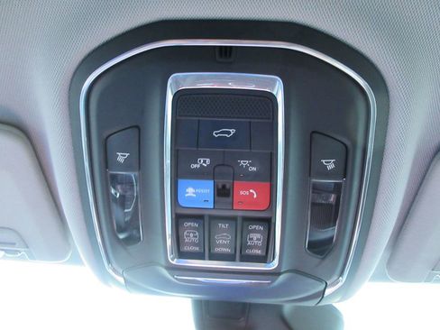 Used 2022 Jeep Grand Cherokee L Limited AWD/4WD image 34
