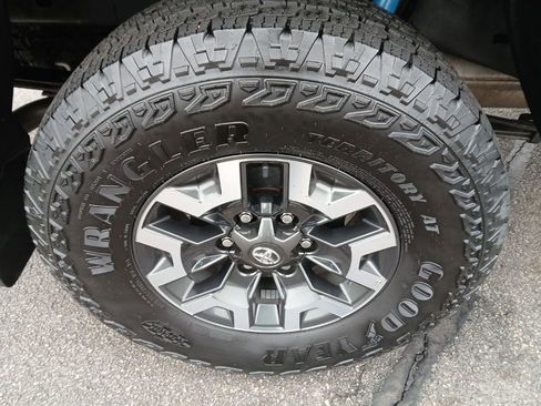 Certified 2022 Toyota Tacoma TRD Off-Road w/ Technology Package image 11