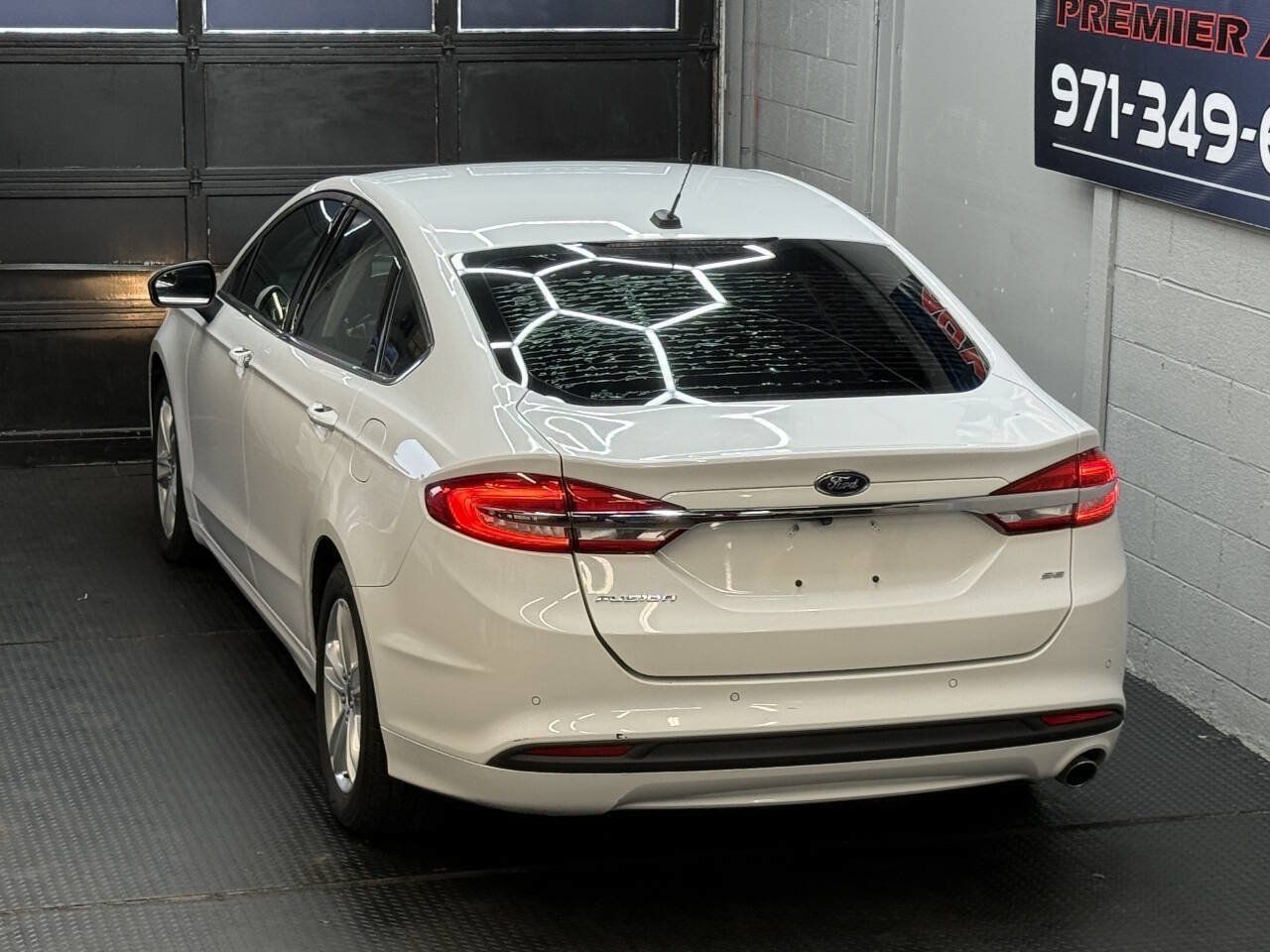 Used 2018 Ford Fusion SE w/ Fusion SE Technology Package FWD image 9