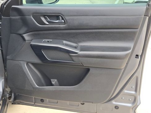 Used 2023 Nissan Pathfinder SV image 32