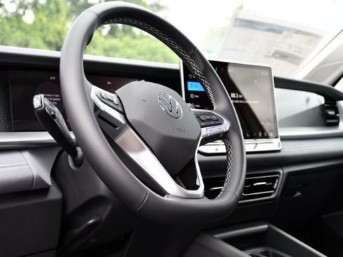 New 2025 Volkswagen Tiguan SE image 11