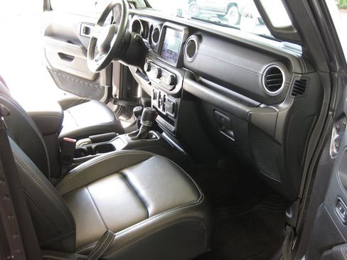Used 2019 Jeep Wrangler Unlimited Sahara w/ Quick Order Package 24M Moab AWD/4WD image 31