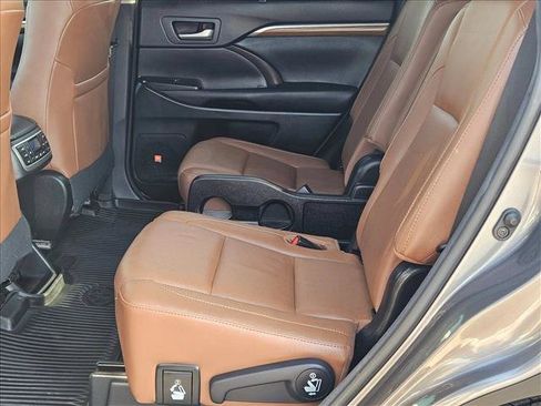 Used 2017 Toyota Highlander Limited Platinum AWD/4WD image 21