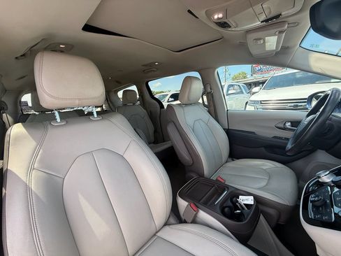 Used 2017 Chrysler Pacifica Touring-L w/ Tire & Wheel Group FWD image 21