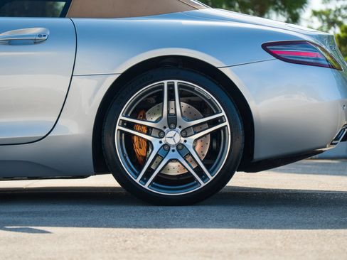 Used 2012 Mercedes-Benz SLS AMG Roadster image 8