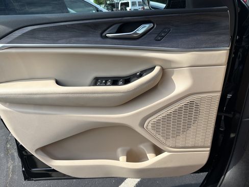Certified 2025 Jeep Grand Cherokee Limited w/ Luxury Tech Group II AWD/4WD image 34