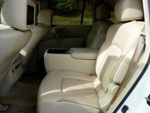 Used 2011 INFINITI QX56 2WD w/ Deluxe Touring Pkg image 18