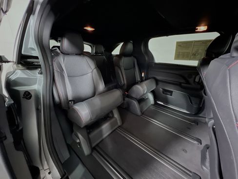 Used 2025 Toyota Sienna XSE image 33