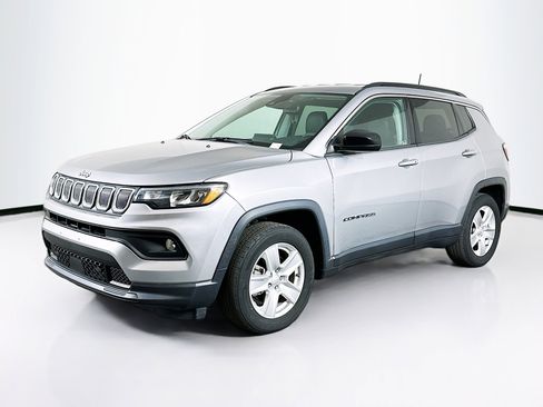 Used 2022 Jeep Compass Latitude image 3