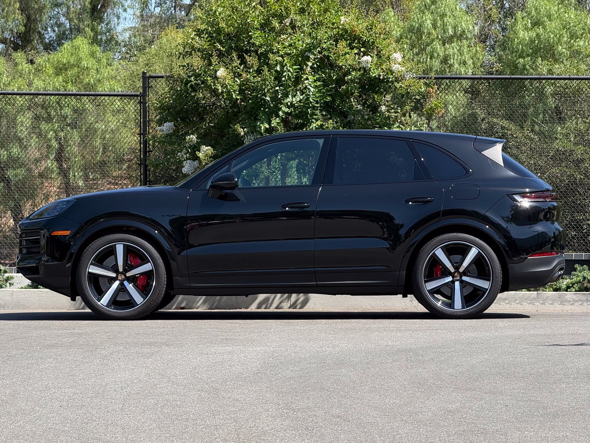Used 2025 Porsche Cayenne S AWD/4WD image 2