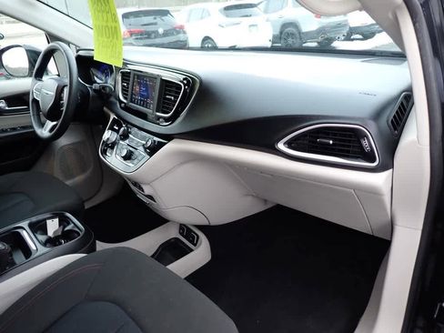 Used 2020 Chrysler Pacifica Touring image 13