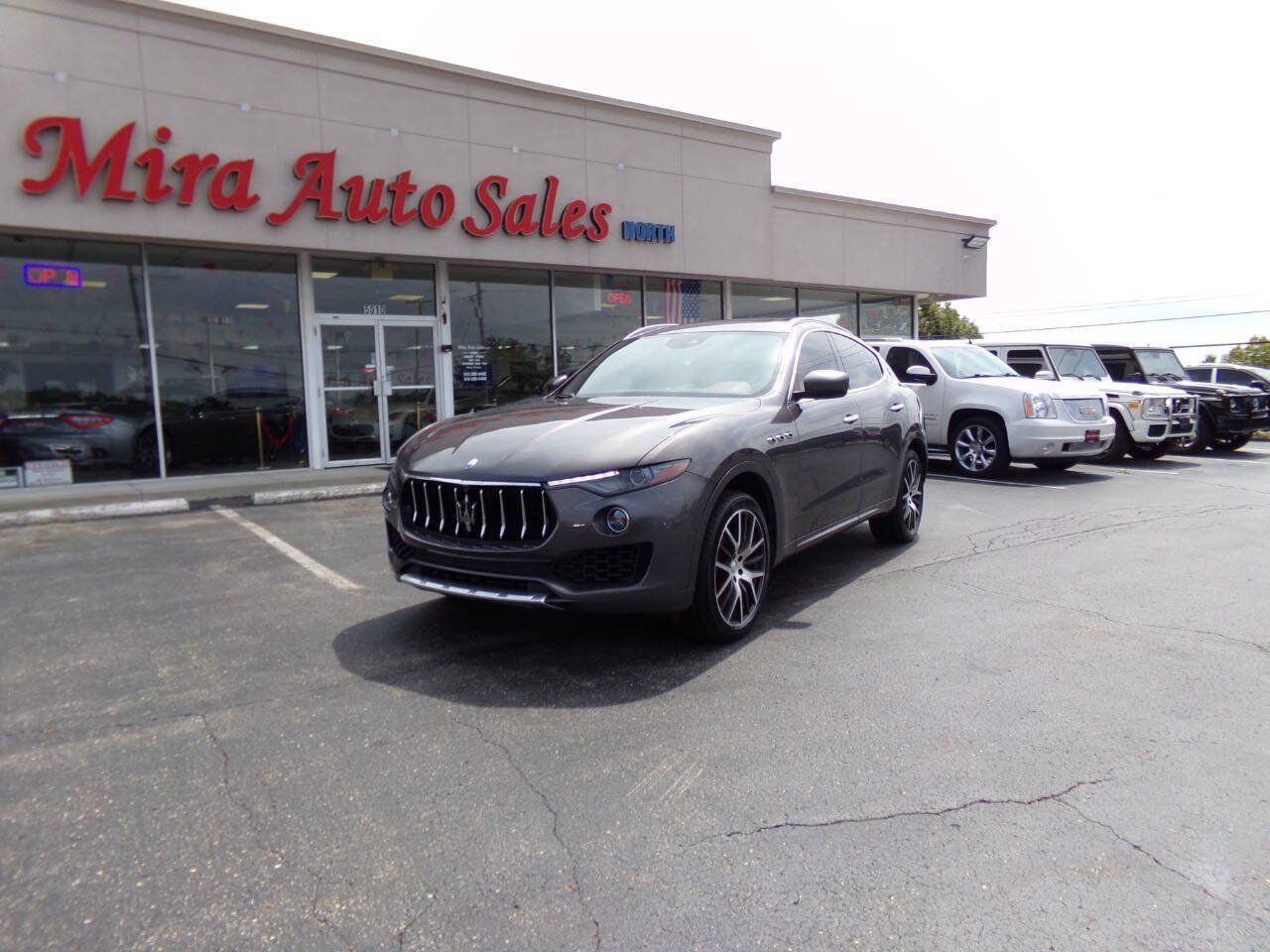 Used 2017 Maserati Levante w/ Luxury Package AWD/4WD image 2