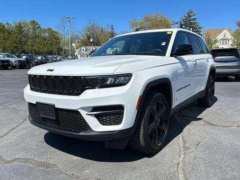 Used 2023 Jeep Grand Cherokee Altitude AWD/4WD image 5