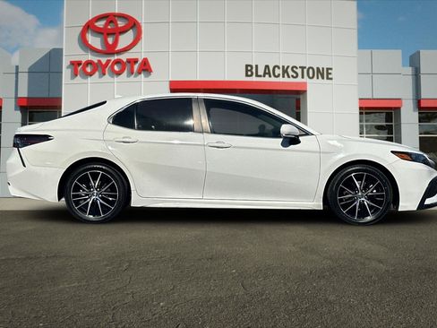 Certified 2022 Toyota Camry SE FWD image 2