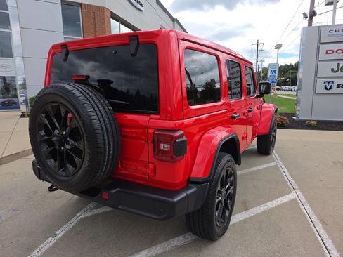 Certified 2025 Jeep Wrangler Unlimited Sahara w/ Safety Group AWD/4WD image 11