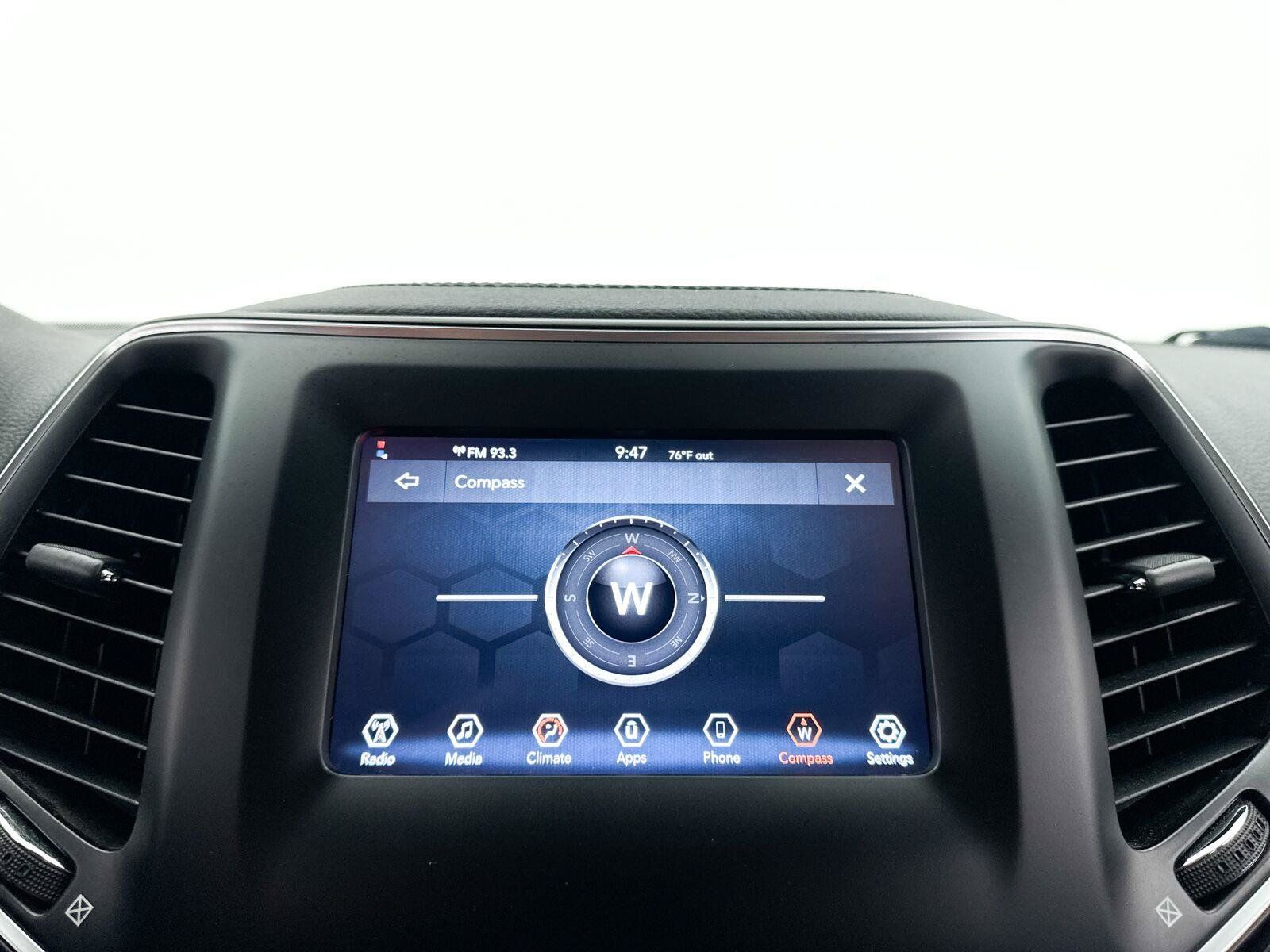 Used 2019 Jeep Cherokee Latitude w/ Popular Appearance Group FWD image 4