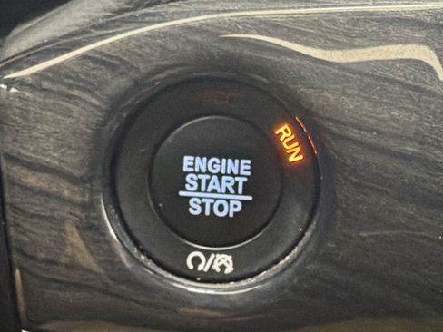 Used 2019 Jeep Grand Cherokee Overland AWD/4WD image 17