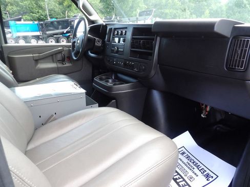 Used 2018 Chevrolet Express 2500 w/ Driver Convenience Package RWD image 33