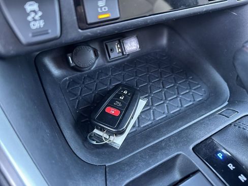 Used 2019 Toyota RAV4 XLE Premium image 28