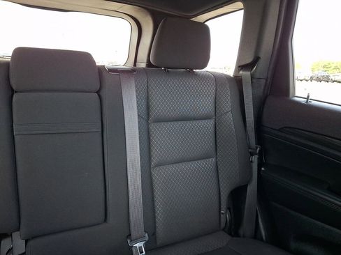 Used 2021 Jeep Grand Cherokee Laredo AWD/4WD image 21