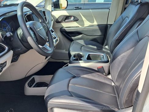Used 2024 Chrysler Pacifica Touring-L FWD image 13